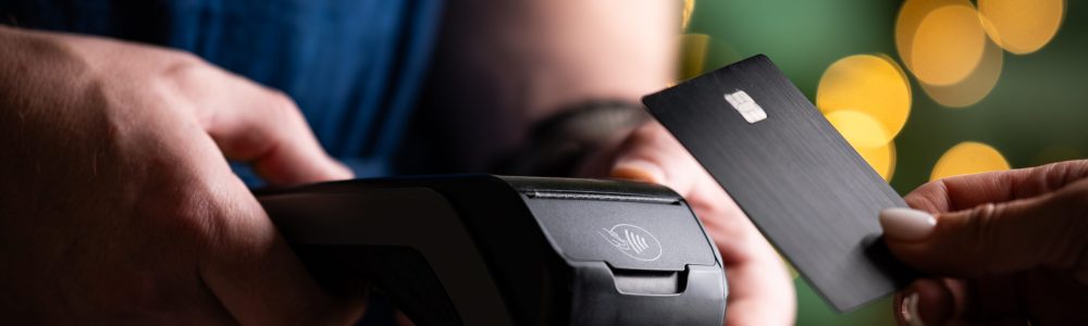 Female,Hand,Pays,By,Card,On,A,Pos,Terminal,Against